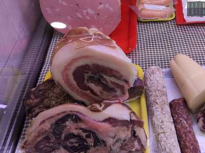 Per il resto qui a dominare � naturalmente la carne. Nicola ci mostra u petr�ne (la ventresca). �� una delle mie specialit� � afferma orgoglioso -: � un pezzo di carne che, conservato nella pietra con il sale, diventa una sorta di pancetta stagionata�